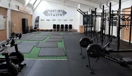 I CrossFit Holstebro er der monteret Optima måtte fra HeveaMats | Måtten er stødabsorberende og skridsikker